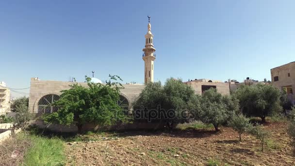 Minaret meczetu przeciw błękitne niebo. — Wideo stockowe