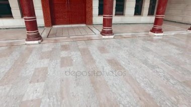 Sütunlarla modern İslam Camii.