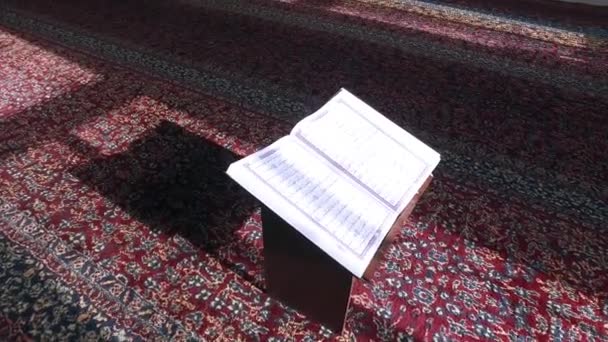 在桌子上清真寺中打开古兰经 》。是可见 Ayyats. — 图库视频影像