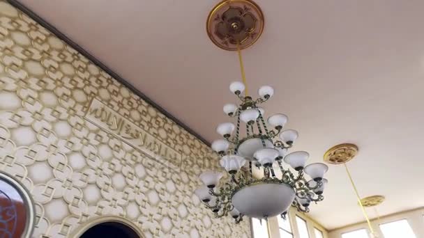 Красивая люстра в мечети . — стоковое видео