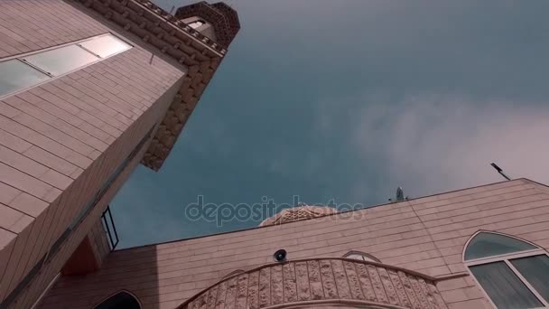 Alto minarete de la Mezquita Blanca — Vídeo de stock