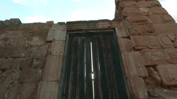 Древняя историческая дверь древнеримского храма . — стоковое видео