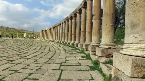 Ancient historical pillars of an ancient Roman temple — Stock Video