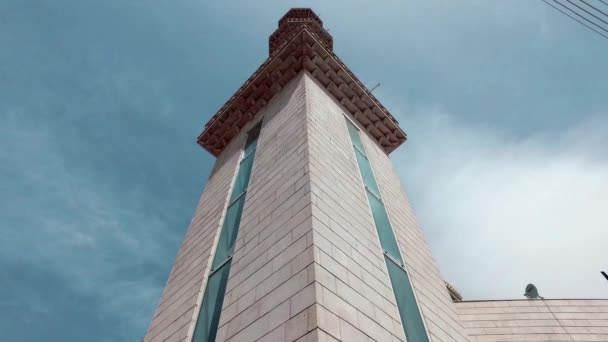 Hohes Minarett der weißen Moschee. 3 — Stockvideo