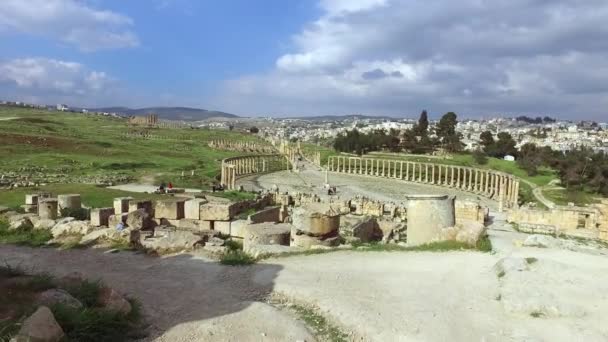 Antiguas ruinas arquitectónicas históricas de un antiguo templo romano — Vídeo de stock