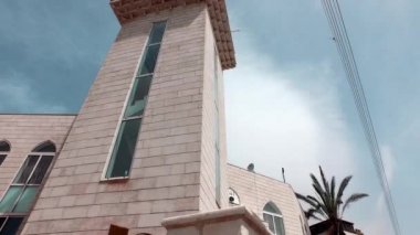 Yüksek Minare beyaz Camii. 2