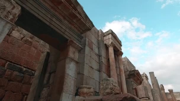 Antico muro sulle antiche rovine romane nella città di Jerash in Giordania — Video Stock