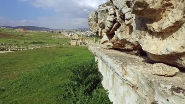 Stones on Ancient Roman ruins in the city of Jerash in Jordan — Stock Video