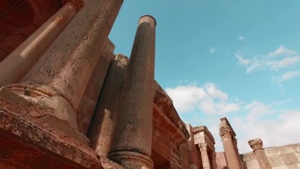 Ancient building on Ancient Roman ruins in the city of Jerash in Jordan — Stock Video