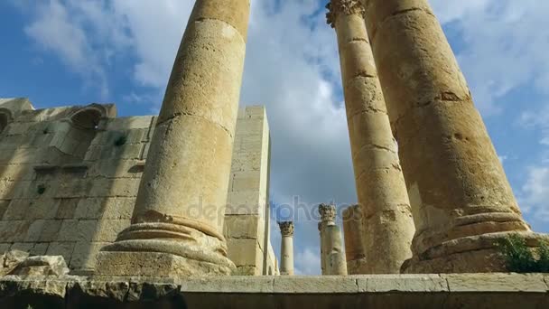 Ancient historical architectural ruins of an ancient Roman temple in Jordan — Stock Video