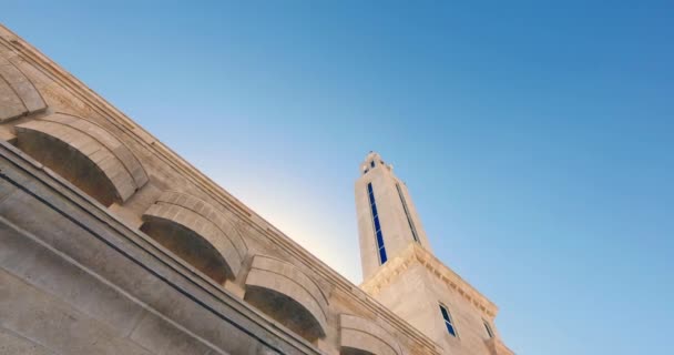 High minaret against the blue sky 2. — Stock Video