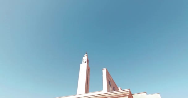 A high minaret against the blue sky in Amman. — Stock Video