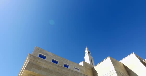 En hög minaret mot den blå himlen i Amman 2. — Stockvideo