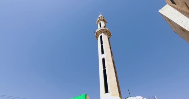 Minaret mot himlen. Muslimska arkitektur. — Stockvideo