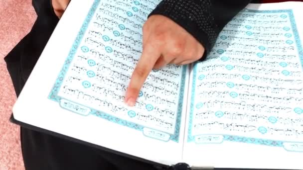 Он читает Коран дома . — стоковое видео