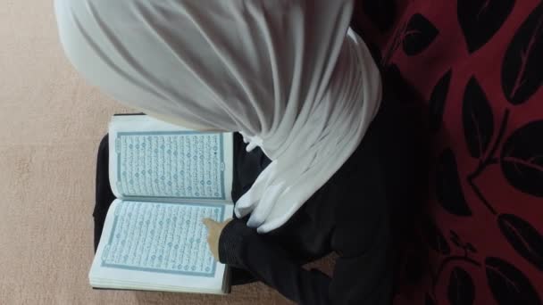 Flickan läsning Sura. Koranen — Stockvideo