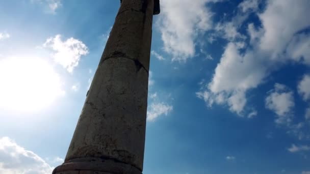 Kolumnen i en forntida stad mot en blå himmel. Jarash — Stockvideo