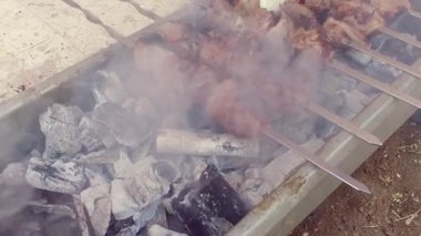 Ateş yeme. Kuzu Izgara.