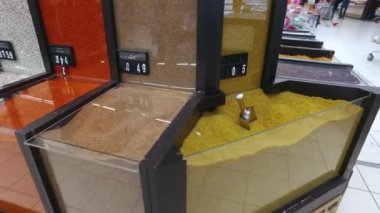 Cam kutularındaki bakkal.