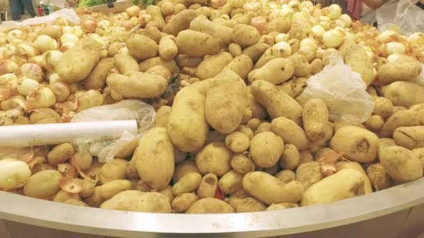 Batatas e cebolas. Ordenar as cebolas . — Vídeo de Stock
