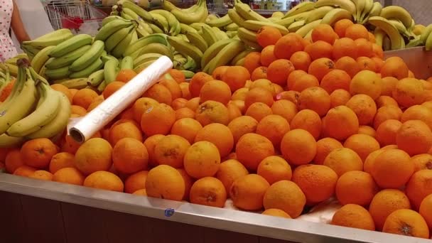 Naranjas, plátanos en un escaparate . — Vídeos de Stock