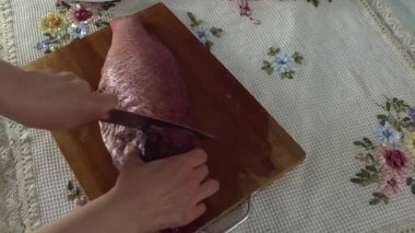 Kesim balık, kafasını keser.