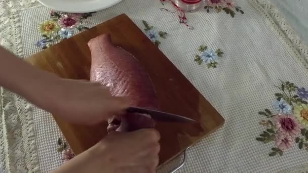 Cernia di pesce, taglia la testa del pesce . — Video Stock