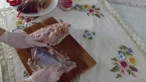 Trennt die Fischfilets von der Haut. — Stockvideo