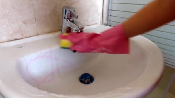 A woman in gloves washes the sink in the bathroom — Stock Video