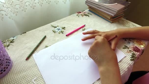 Рисует круг на бумаге . — стоковое видео