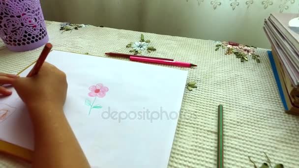 Une petite fille dessine avec des crayons . — Video