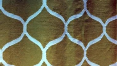 Kahverengi arka plan beyaz desenli.