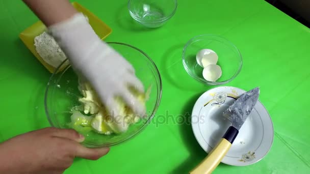 Mezclar la masa en un pastel — Vídeo de stock