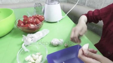 Bir blender içerir. Sarımsak temizler