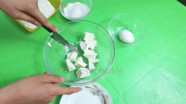 Keser tereyağı, yumurta, ekler şeker. Mix hamur