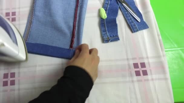 Suaviza a borda de jeans — Vídeo de Stock