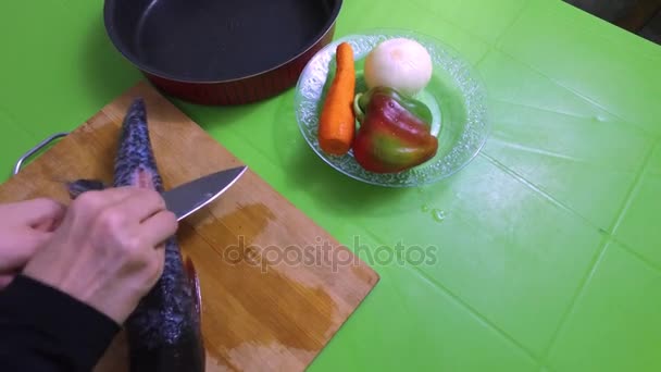 Taglia la pinna al pesce, fa un'incisione. Taglio delle carote — Video Stock