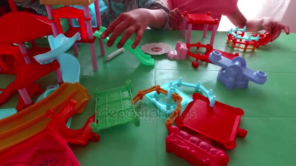 Les enfants jouent avec le kit de construction. Les enfants à la table sont joués — Video