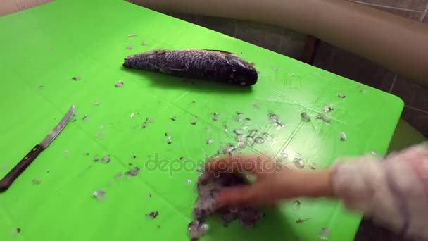 Limpeza de peixes, remove da mesa — Vídeo de Stock
