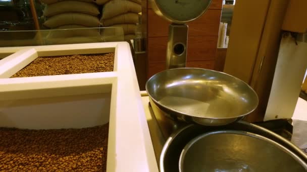 Na loja. Venda de grãos de café — Vídeo de Stock