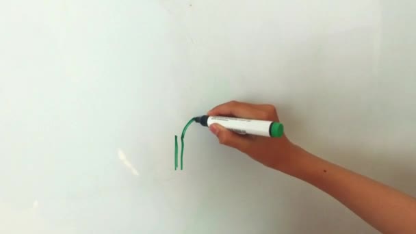 Девушка рисует на белой доске — стоковое видео