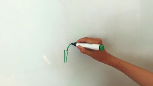 Menina desenho no quadro branco — Vídeo de Stock