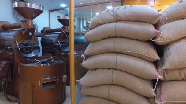 Máquina de torrefação de café. Sacos de café — Vídeo de Stock