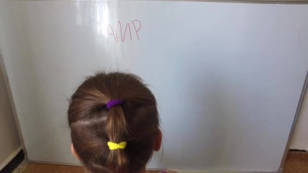 Mädchen wischt mit weißem Brett — Stockvideo