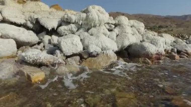 Dead Sea. Ölü Deniz kıyısında. Taşlar ölü deniz kenarında. Ölü Deniz buzlu tuz