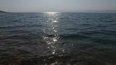 Dead Sea. Ölü Deniz kıyısında. Taşlar ölü deniz kenarında. Ölü Deniz buzlu tuz
