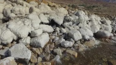 Dead Sea. Ölü Deniz kıyısında. Taşlar ölü deniz kenarında. Ölü Deniz buzlu tuz