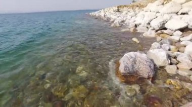 Dead Sea. Ölü Deniz kıyısında. Taşlar ölü deniz kenarında. Ölü Deniz buzlu tuz