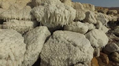 Dead Sea. Ölü Deniz kıyısında. Taşlar ölü deniz kenarında. Ölü Deniz buzlu tuz