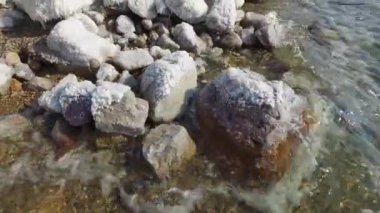 Dead Sea. Ölü Deniz kıyısında. Taşlar ölü deniz kenarında. Ölü Deniz buzlu tuz